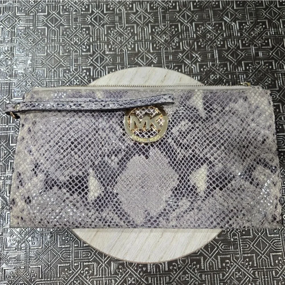 🐢 Michael Kors Snakeskin Clutch.